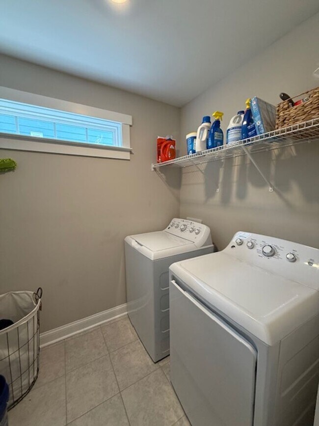 Building Photo - Quaint Neighborhood Living: Spacious 3 Bed...