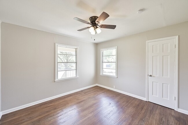 Building Photo - 1501 Greenbrier Dr