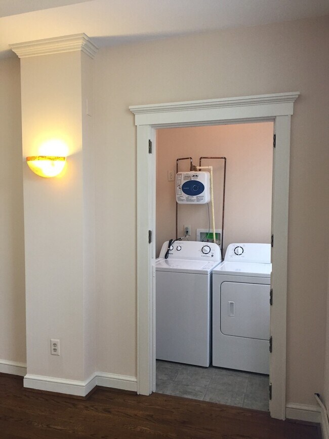 Building Photo - 318 Greenup St