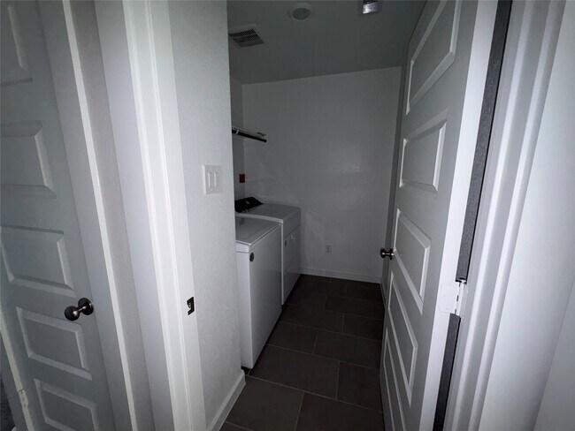 Building Photo - 16628 Sterling Clf St