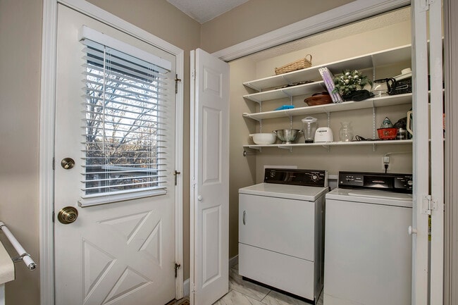 Building Photo - 308 Chota View Pl