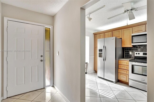 Building Photo - 4615 Carambola Cir S