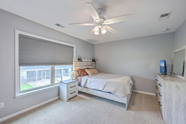 Building Photo - Spacious End-Unit Townhome with Modern Com...