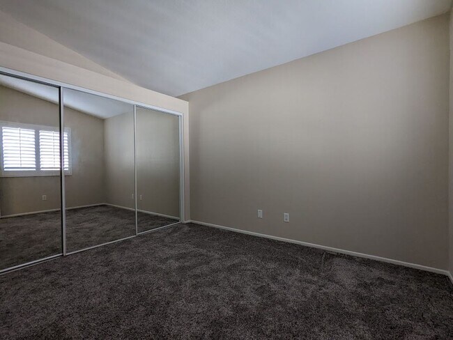 Building Photo - You will love this beautiful townhouse near Victoria Gardens!