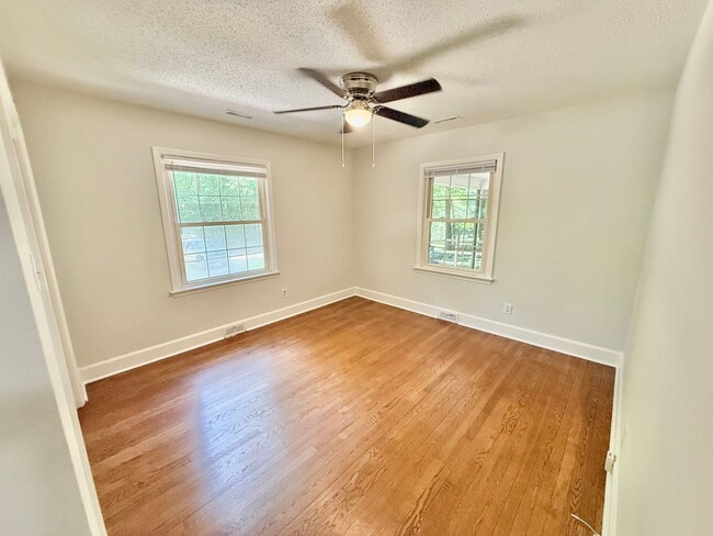 Building Photo - Beautiful 3 Bed 2 Bath Home Located Right ...