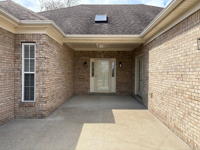 Building Photo - 520 Wellington Way