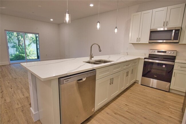 Building Photo - 289 Boundary Blvd