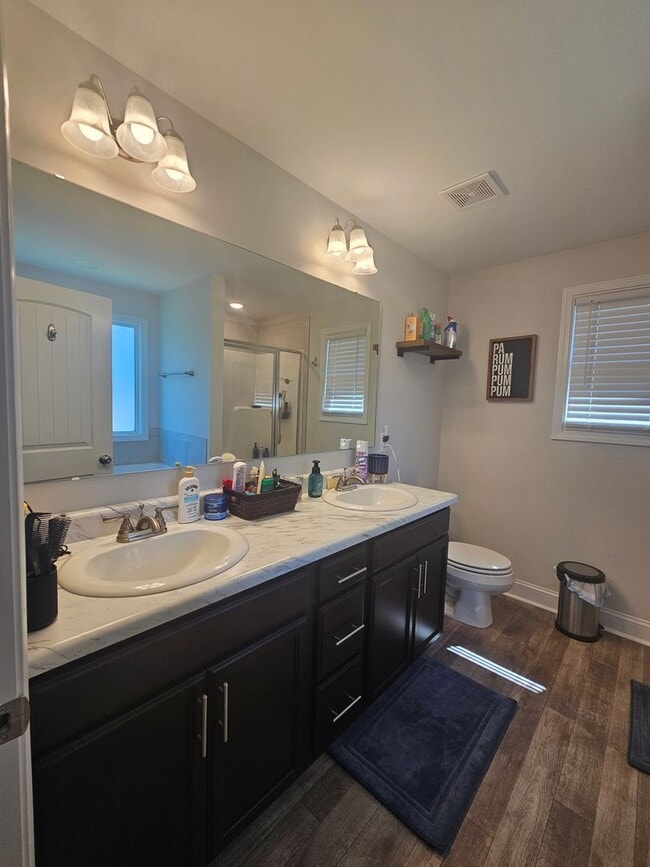 Building Photo - NEW LISTING!!!!