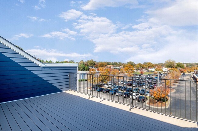 Building Photo - Corner Townhome with Roof Top Deck in Down...