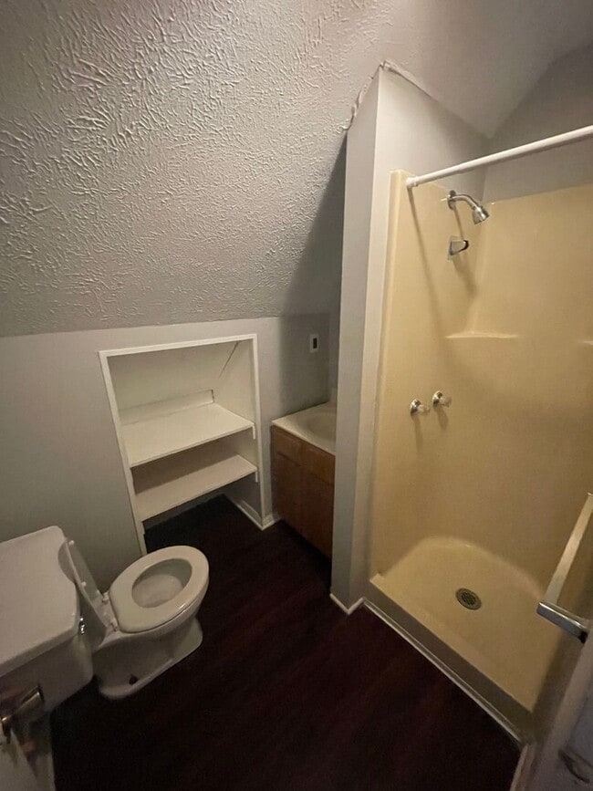 Building Photo - $750 a month - 4 bed, 2 bath apartment - the price is for whole unit, not per bedroom