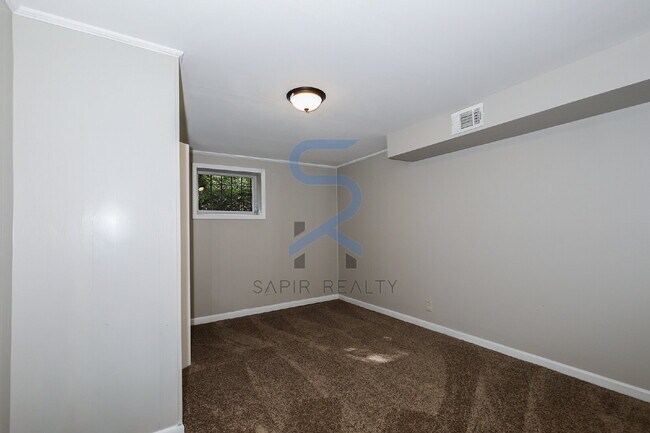 Building Photo - 5425 Skyview Dr SW