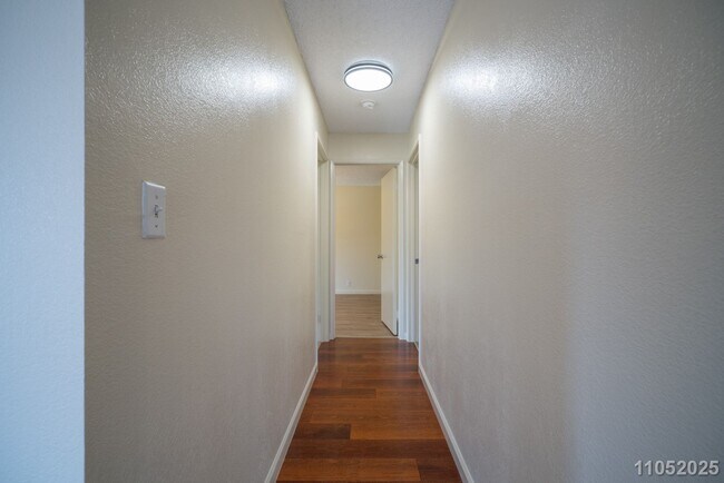 Building Photo - Available Now! 2 BD / 1 BA / 2 Parking sta...