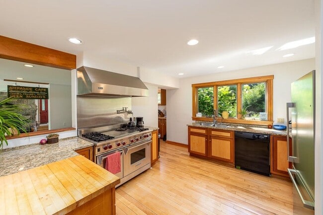 Building Photo - Gorgeous Harpswell Waterfront Property for...