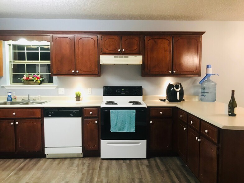 Building Photo - 117 Towne Park Dr W