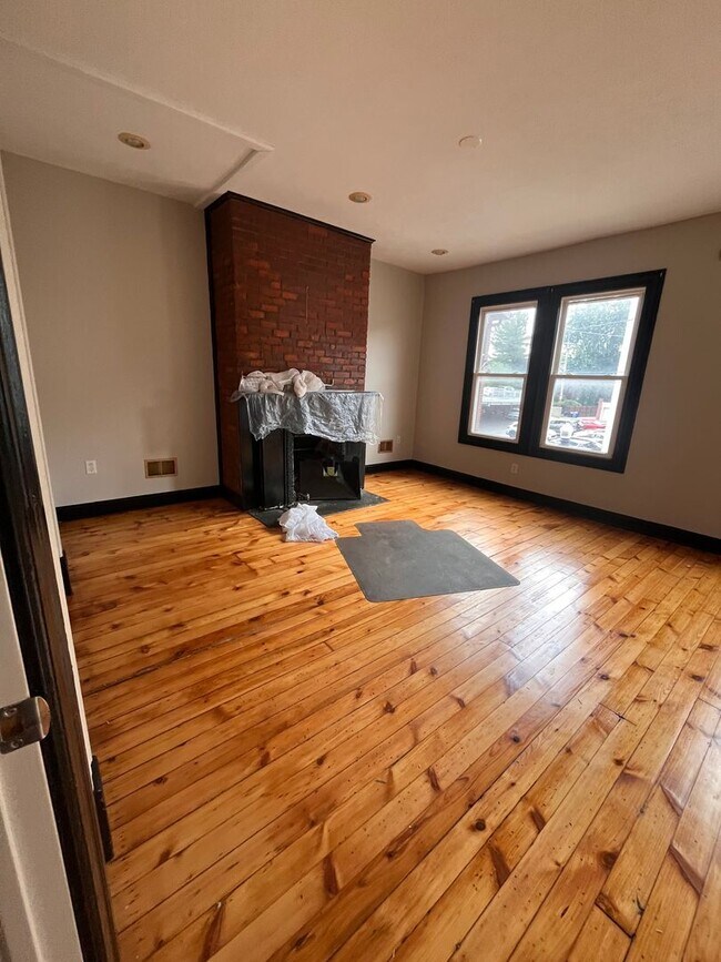Building Photo - Large Home in ShadySide, Newly Rennovated!