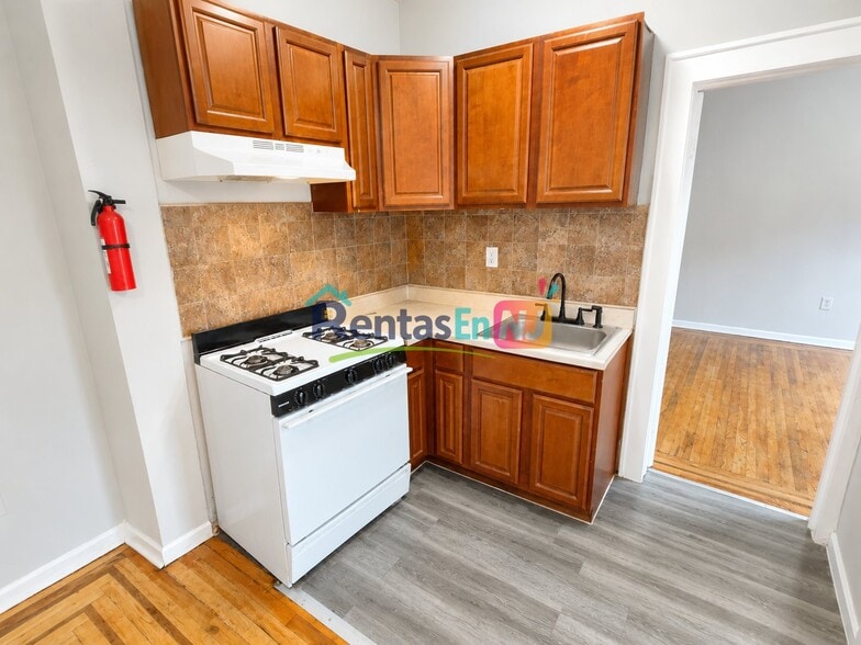 Building Photo - 658 Sanford Ave