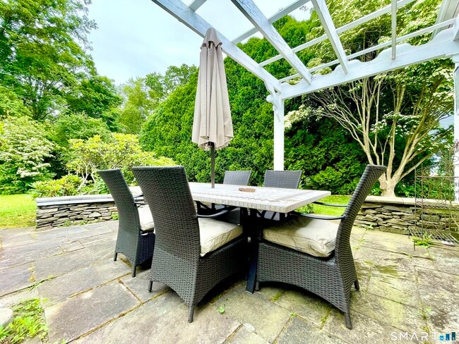 Building Photo - 84 Renee Dr