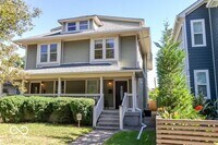 Building Photo - Sweet Spacious Townhome With Finished Base...