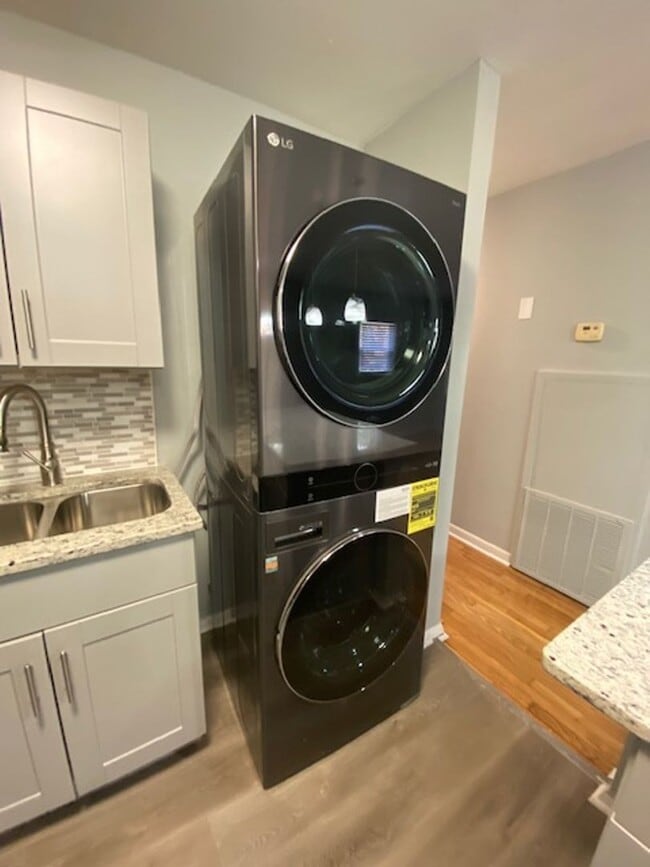 Building Photo - Minutes from UPTOWN! 4 Bedroom!  100% Remodeled!