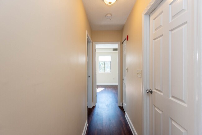 Building Photo - 1 Ledgewood Way