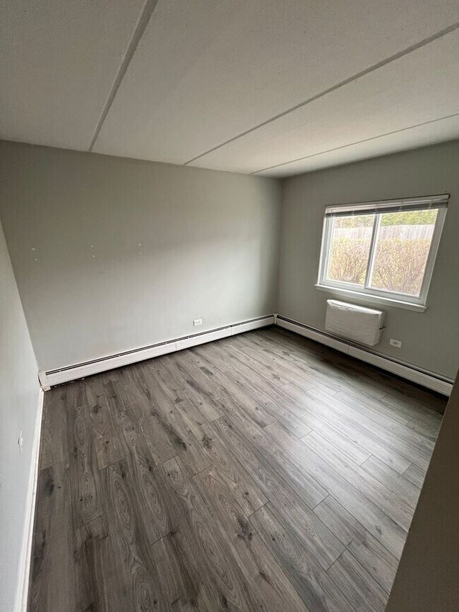 Building Photo - 170 E Lake St