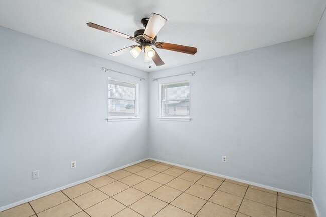 Building Photo - 104 Hackberry Ln
