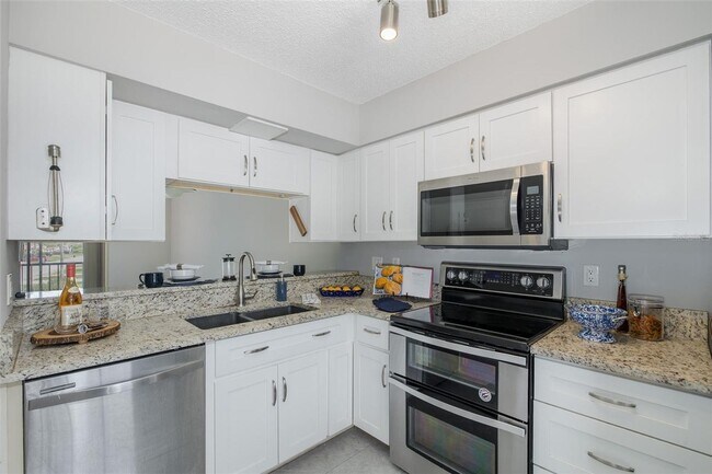 Building Photo - Beautifully Updated Condo
