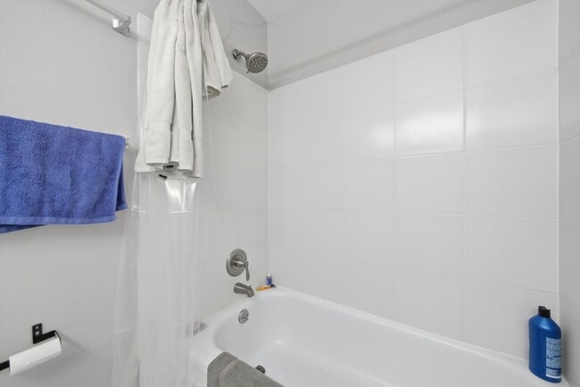 Building Photo - 4343 N Clarendon Ave