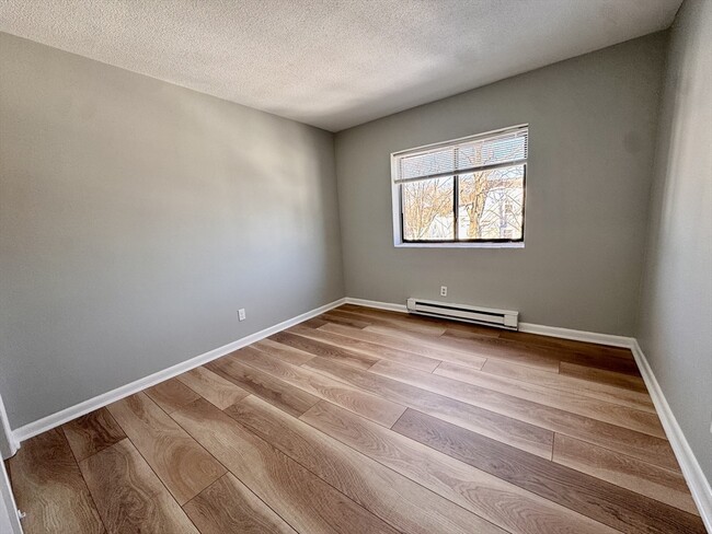 Building Photo - 837 River St