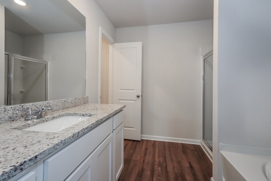 Building Photo - 3245 Bridgewood Dr