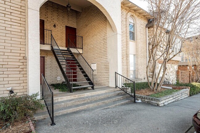 Building Photo - 15926 Stillwood St