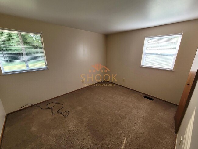 Building Photo - METICULOUSLY MAINTAINED COZY HOME