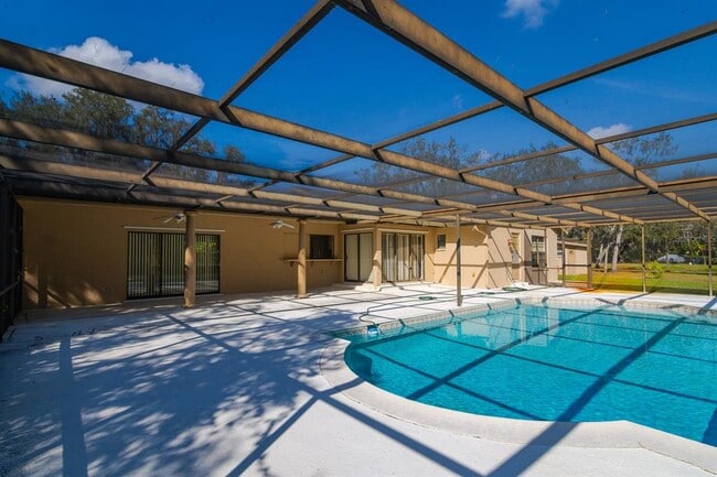 Building Photo - 10206 Lakeview Dr