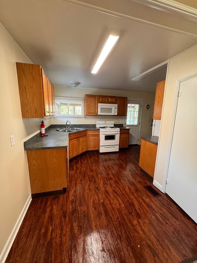 Building Photo - 275 S Edgehill Ave