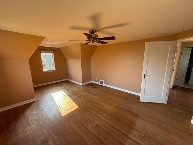 Building Photo - 2466 Montavista Pl W