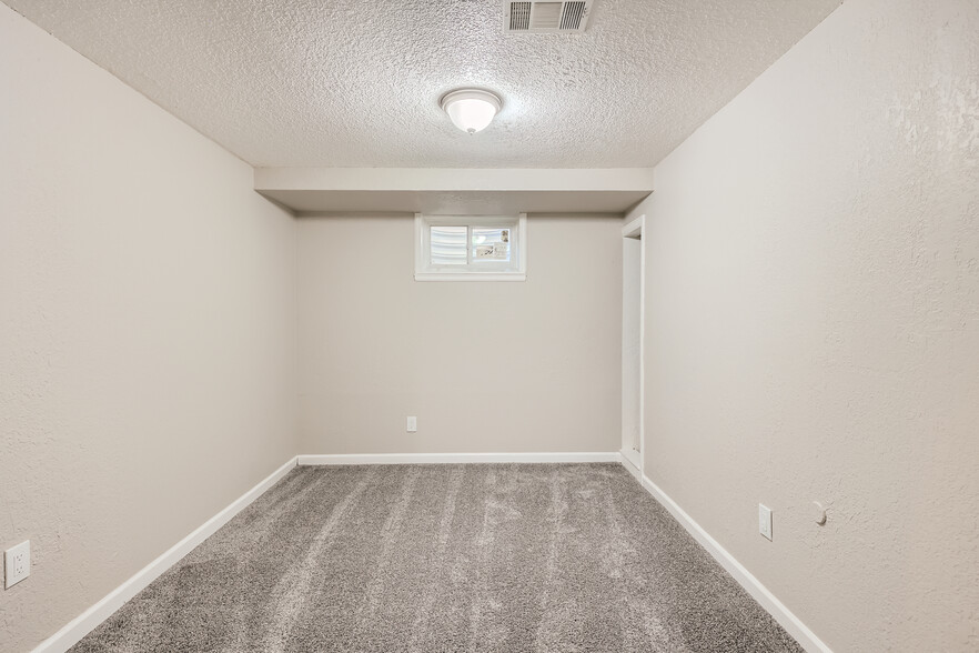 Building Photo - 2520 S Raleigh St