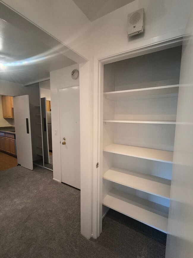 Building Photo - TOP FLOOR 1BD/1BATH Condo Available For Rent at the Watergate Community in Emeryville!!!!