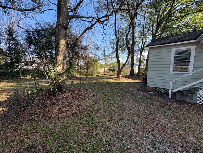 Building Photo - Charming 2-Bedroom, 1-Bath Home with Hardwood Floors & Cozy Enclosed Porch