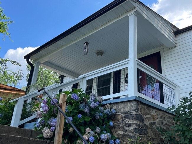 Building Photo - Central AVL - Beautifully Kept Older Home ...