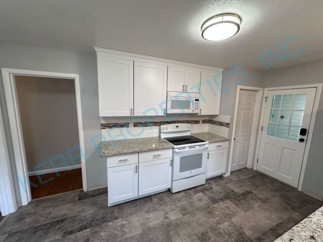 Building Photo - Charming 2-Bedroom Retreat with 2 Full Bat...