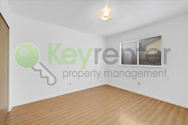 Building Photo - 10 Dempster Ct