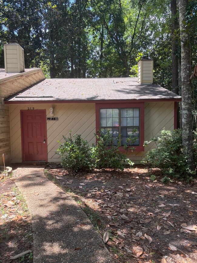 Primary Photo - Townhouse off Park Avenue