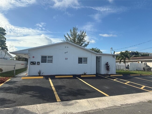 Building Photo - 842 SW 2nd St