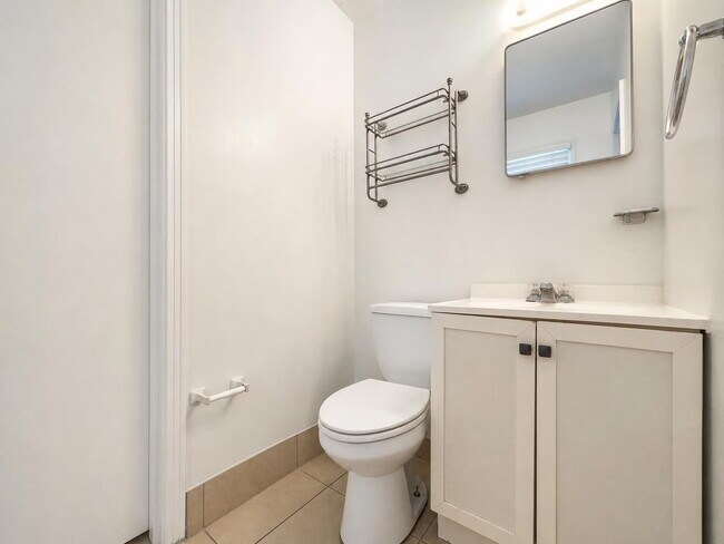 Building Photo - "Charming 3-Bed Oasis with Spacious Living in Fort Walton Beach!"