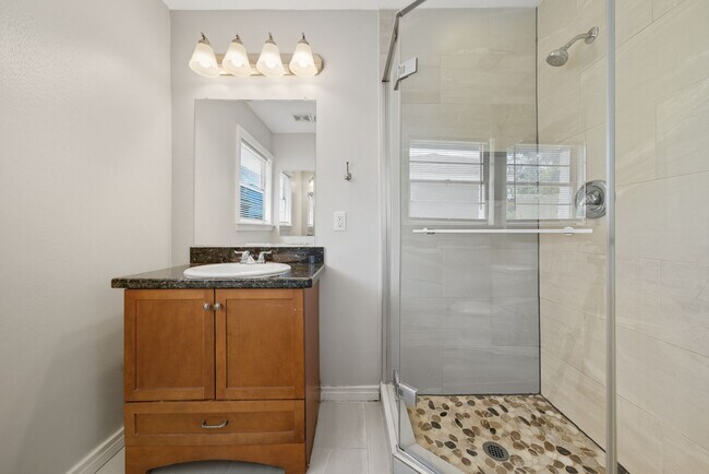 Building Photo - 2527 Roy Cir