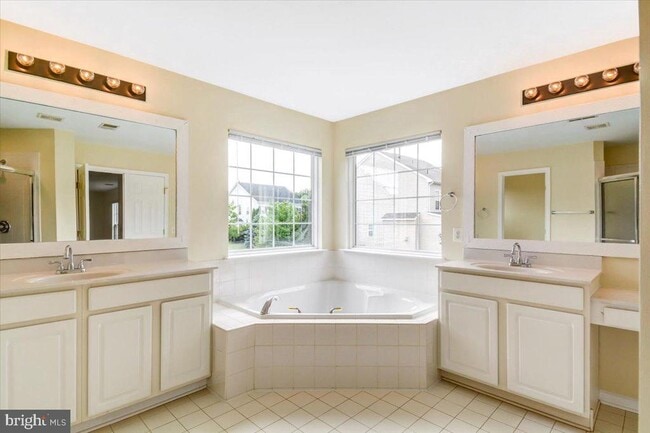 Building Photo - 240 Davis St