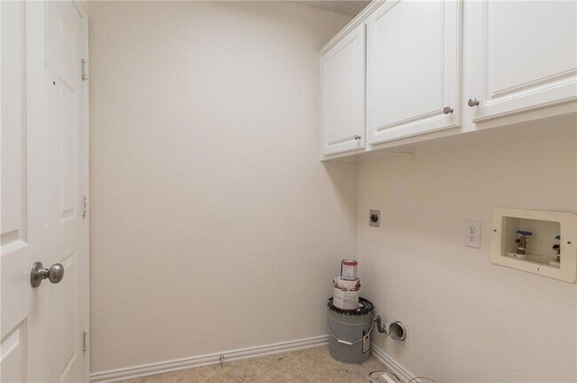 Building Photo - 2108 Monticello Cir