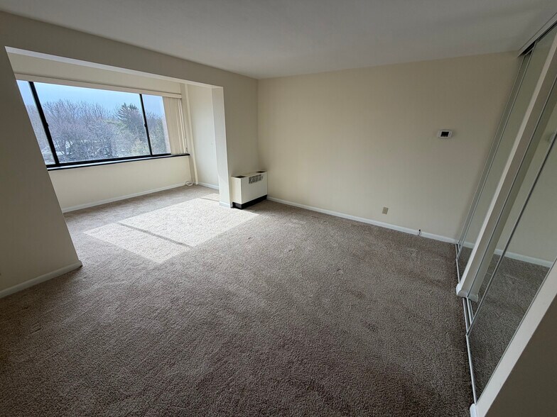 Building Photo - 2505 East Ave