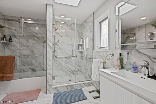 Building Photo - 210 Clarken Dr