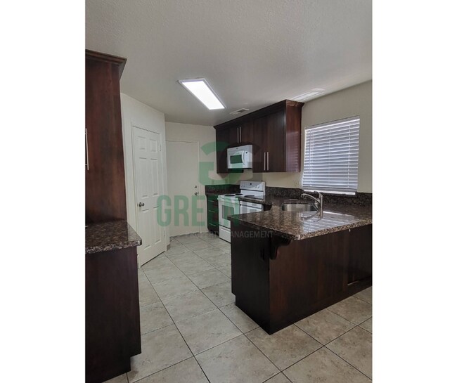 Building Photo - 2428 Woodvale Dr